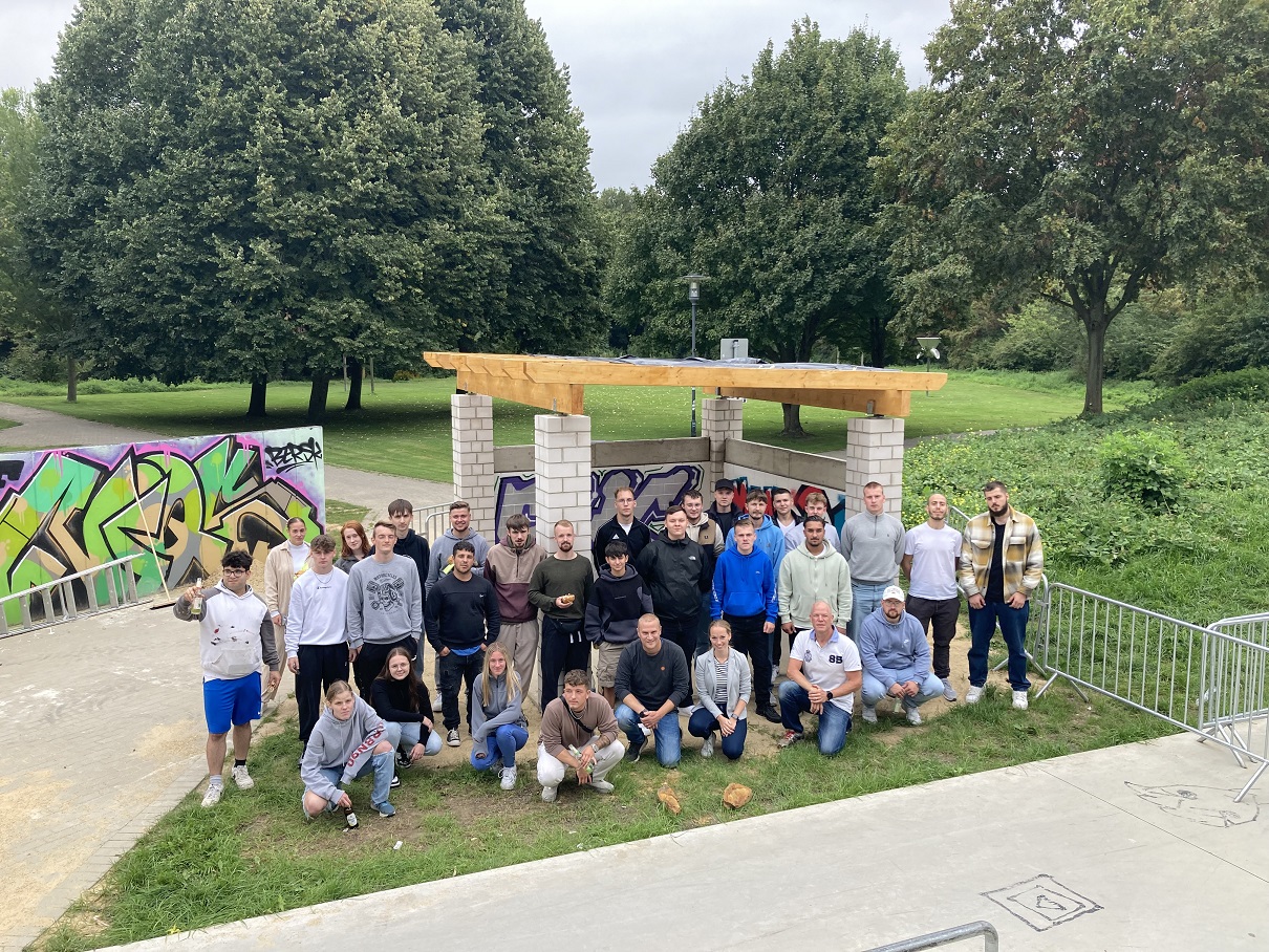 Der Skaterunterstand im Wurmauenpark erhält ein Grafittistyling durch die Malermittelstufe